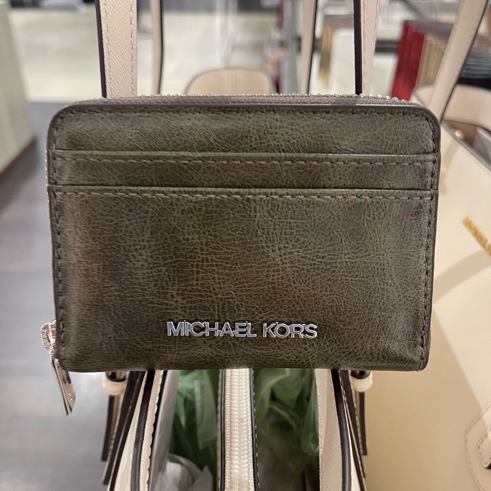 MICHAEL KORS Jet Set Medium Distressed Zip Around Card Case
Olive
NWT - Picture 6 of 16